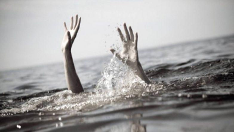 Boat Capsizes In Rajamahendravaram: రాజమహేంద్రవరంలో పడవ బోల్తా.. ఇద్దరి మృతి.. ప్రమాద సమయంలో పడవలో 12 మంది (వీడియో)