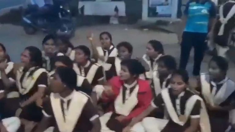 Students Protest: పీఈటీ వేధింపులు తాళలేక విద్యార్థుల ధర్నా, మొబైల్ ఫోన్‌లో వీడియోలు తీసి బెదిరిస్తోందని రోడ్డుపై బైఠాయింపు, పీఈటీకి వ్యతిరేకంగా నినాదాలు