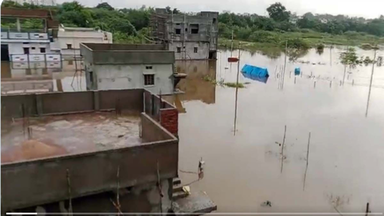 Heavy Rains In Sangareddy: సంగారెడ్డిలో కుండపోత వాన,నీట మునిగిన బైకులు, కార్లు..ఇళ్లలోకి చేరిన వరద..వీడియో