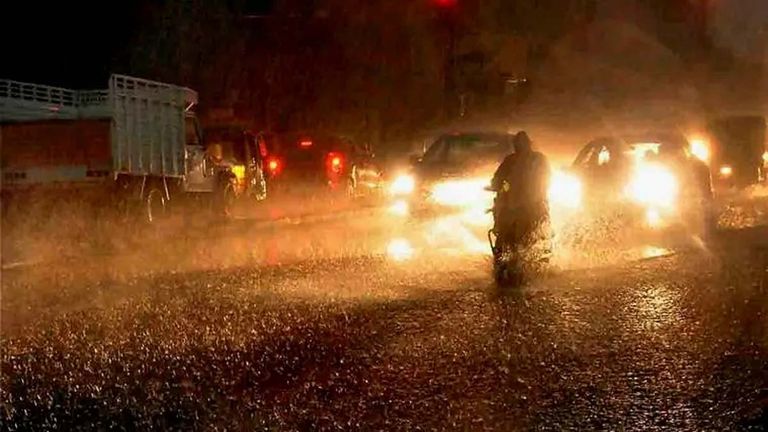 Heavy Rains In Hyderabad: హైదరాబాద్‌ లో దంచి కొట్టిన వర్షం, ఉరుములు-మెరుపులతో పలు చోట్ల భారీ వర్షం, రహదారులు జలమయం..వీడియోలు ఇదిగో