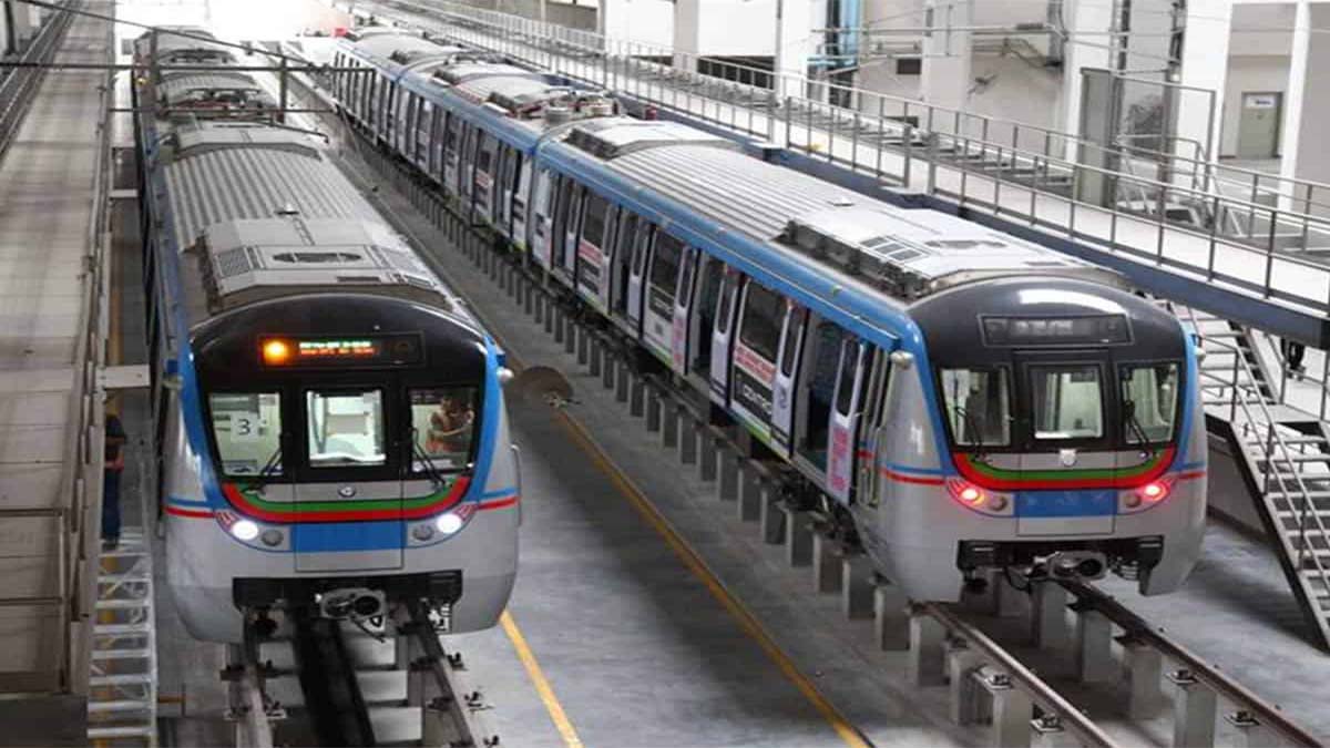 Hyderabad Metro Update: హైదరాబాద్ మెట్రో ప్రయాణికులకు శుభవార్త.. నేడు అర్ధరాత్రి 1 గంట వరకు నడవనున్న మెట్రో రైళ్లు..