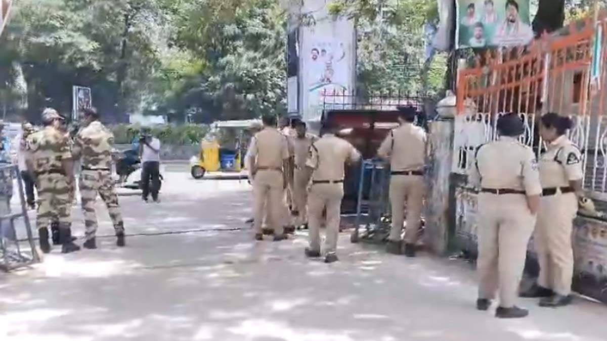 High Security At Gandhi Bhavan: హైదరాబాద్ గాంధీభవన్ వద్ద హై సెక్యూరిటీ, హైడ్రా బాధితులు దాడి చేస్తారన్న అనుమానంతో పోలీస్ బందోబస్తు..వీడియో