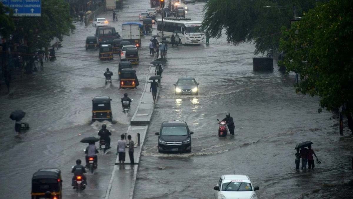 Maharashtra Rain Updates: ముంబైని ముంచెత్తిన భారీ వర్షం, రెడ్ అలర్ట్ ప్రకటించిన ఐఎండీ, స్కూళ్లకు సెలవు..వీడియోలు ఇవిగో