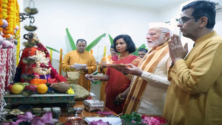 PM Modi Ganesh Pooja AT CJI House: సీజేఐ చంద్రచూడ్‌ ఇంట గణపతి పూజ...సంప్రదాయ వస్త్రాధారణలో పాల్గొన్న ప్రధాని మోడీ..