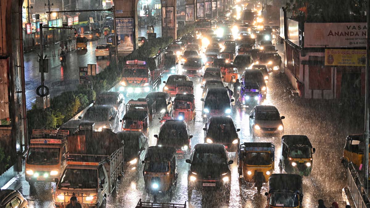 Hyderabad Rains: హైదరాబాద్‌ను అకస్మాత్తుగా ముంచెత్తిన భారీ వాన..బయటకు రావొద్దంటూ ఆరెంజ్ అలెర్ట్ జారీ, ఎక్కడికక్కడే ట్రాఫిక్‌కు అంతరాయం..