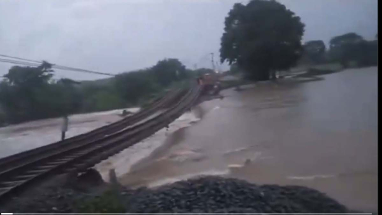 Railway Track Destroyed Due To Rains: భారీ వర్షం, కొట్టుకుపోయిన రైల్వే ట్రాక్, మహబూబాబాద్‌లో ఘటన, నిలిచిపోయిన పలు రైళ్లు, తప్పిన పెను ప్రమాదం