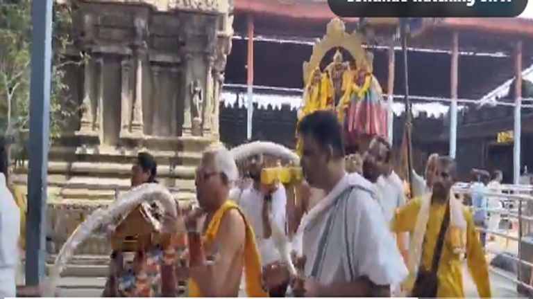 Ayodhya Ram Temple: అయోధ్య బాలరాముడికి కేజీ బంగారం, 13 కిలోల వెండితో ధనస్సు, భద్రాచలంలో ప్రత్యేక పూజలు చేయించిన తెలంగాణ భక్తులు