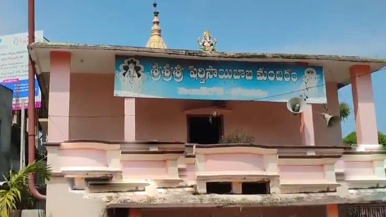 Theft In Saibaba Temple: అనకాపల్లి సాయిబాబా గుడిలో చోరి, వెండి కిరీటాన్ని దొంగలించిన దొంగ, దర్యాప్తు చేస్తున్న పోలీసులు..వీడియో ఇదిగో