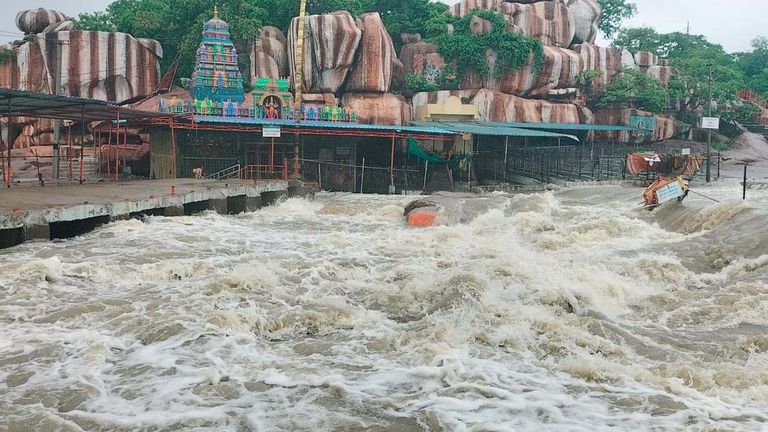 Edupayala Vana Durga Bhavani Temple: నీట మునిగిన ఏడుపాయల వనదుర్గ భవాని ఆలయం, భారీ వర్షాలతో గర్బగుడిలోకి ప్రవేశించిన నీరు..వీడియో ఇదిగో