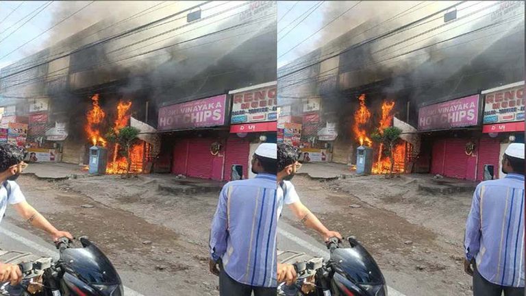 Hyderabad: హైదరాబాద్‌లో కాలిబుడిదైన ఎలక్ట్రిక్ వాహనం, పక్కనే ఉన్న మెడికల్ షాపుకు అంటుకున్న మంటలు..వీడియో ఇదిగో