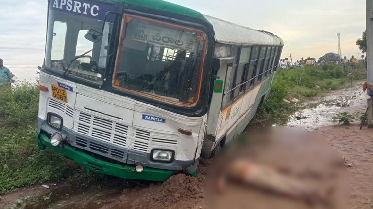 APSRTC Driver Dies of Heart Attack: చీరాలలో తీవ్ర విషాదం, బస్సు నడుపుతుండగా ఆర్టీసీ డ్రైవర్‌కు గుండెపోటు, పొలాలలోకి దూసుకెళ్లిన బస్సు, డ్రైవర్ మృతి