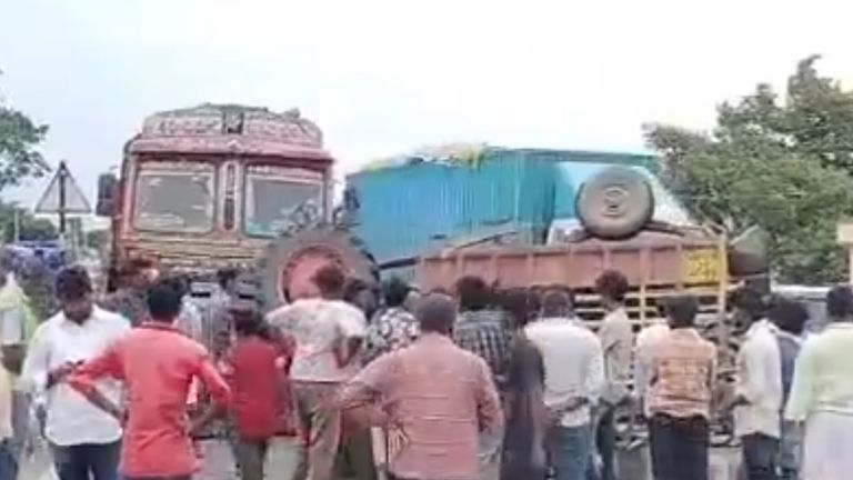 Road Accident Video: వీడియో ఇదిగో, ప‌ల్నాడు జిల్లాలో ఘోర రోడ్డు ప్ర‌మాదం, ప‌నుల నుంచి తిరిగి వ‌స్తున్న కూలీల ట్రాక్ట‌ర్‌ను వెన‌క నుంచి ఢీకొట్టిన లారీ