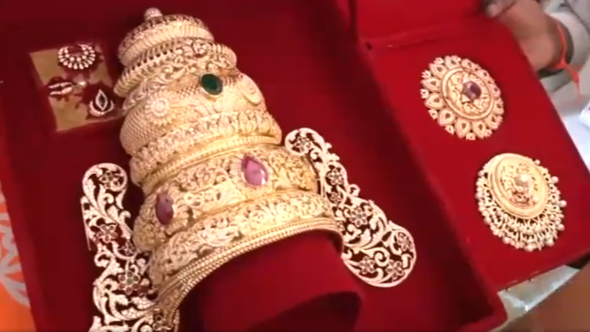 Vijayawada Kanaka Durga: కనకదుర్గమ్మకు ఖరీదైన వజ్రాల కిరీటం, మ‌హారాష్ట్ర‌కు చెందిన సౌరభ్ భక్తుడు బహుకరించిన వీడియో ఇదిగో..