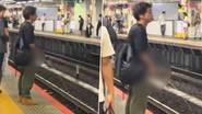 Man Caught Urinating On Metro Train Track: వీడియో ఇదిగో, మెట్రో స్టేషన్‌లో అమ్మాయిల ఎదురుగా నిలబడి మూత్ర విసర్జన చేసిన యువకుడు