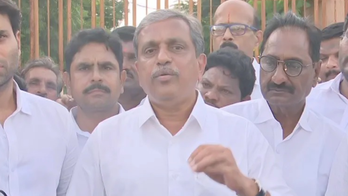 Sajjala Ramakrishna Reddy: టీడీపీ ఆఫీస్‌పై దాడి జరిగిన రోజు నేను అక్కడ లేను, మంగళగిరి పీఎస్‌లో విచారణకు హాజరైన సజ్జల రామకృష్ణారెడ్డి