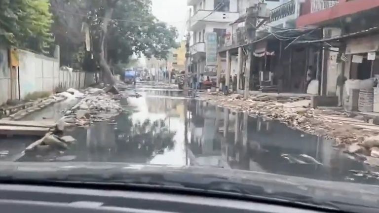 Drainage Water Flooded On Delhi Roads: డ్రైనేజీ నీటితో చెరువులను తలపిస్తున్న ఢిల్లీ రోడ్లు (వీడియో)