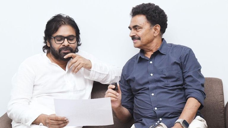 Sayaji Shinde Meet Pawan Kalyan: పవన్ కల్యాణ్ ను కలిసిన నటుడు షాయాజీ షిండే, ప్రసాదంతో పాటు ఒక మొక్కను భక్తులకు ఇవ్వాలని సూచన