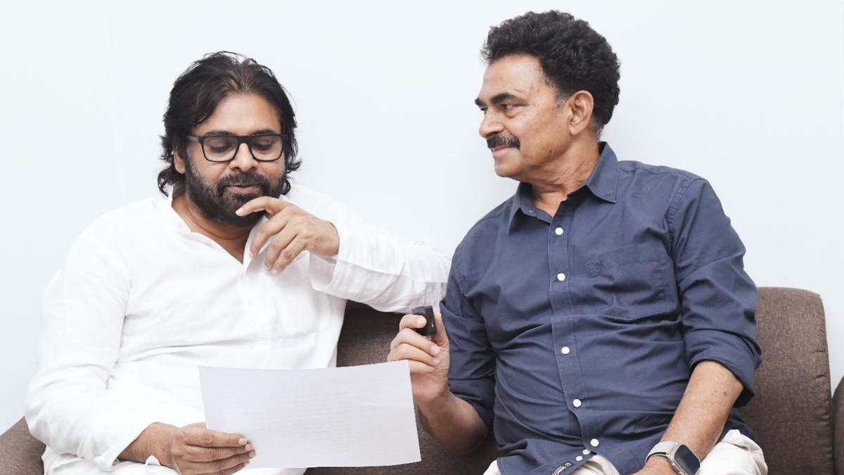 Sayaji Shinde Meet Pawan Kalyan: పవన్ కల్యాణ్ ను కలిసిన నటుడు షాయాజీ షిండే, ప్రసాదంతో పాటు ఒక మొక్కను భక్తులకు ఇవ్వాలని సూచన