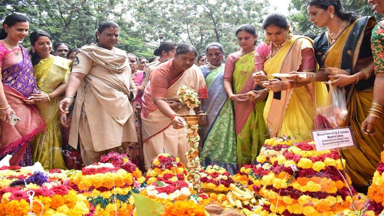 Osmania University: ఉస్మానియా యూనివర్సిటీలో బతుకమ్మ సంబరాలు, ఓయూ సిబ్బందితో కలిసి బతుకమ్మ ఆడిన సీతక్క