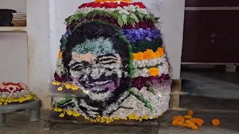 Revanth Reddy Photo On Bathukamma: బతుకమ్మపై సీఎం రేవంత్ రెడ్డి చిత్రం..వైరల్‌గా మారిన వీడియో