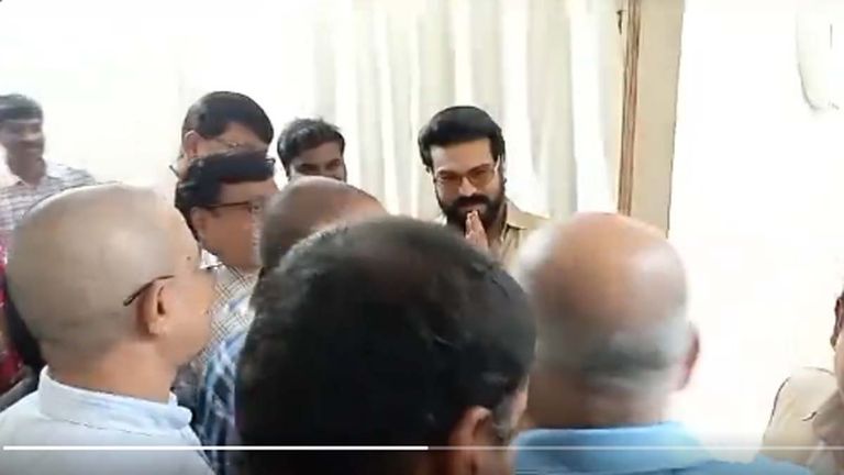 Ram Charan: ఖైరతాబాద్ ఆర్టీఏ ఆఫీస్‌లో రామ్ చరణ్, రోల్స్ రాయ్స్ కారు రిజిస్ట్రేషన్‌ కోసం వచ్చిన చరణ్...సెల్ఫీ కోసం ఎగబడ్డ అభిమానులు