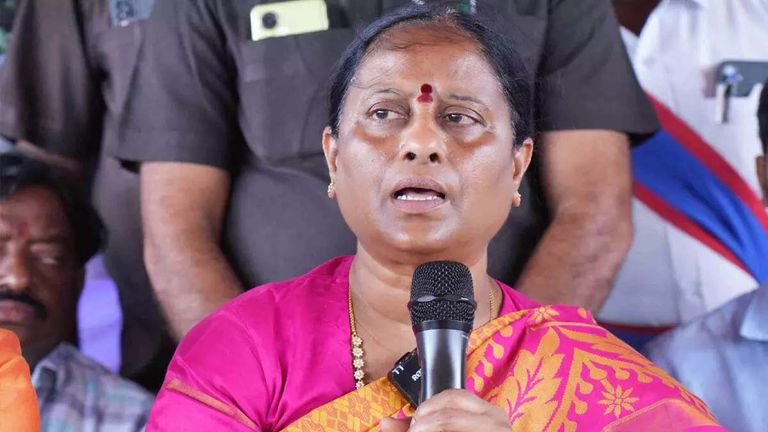 Konda Surekha On KTR Legal Notices: కేటీఆర్ లీగల్ నోటీసులపై కొండా సురేఖ , న్యాయపరంగానే ఎదుర్కొంటా...కేటీఆరే తనకు క్షమాపణ చెప్పాలన్న మంత్రి సురేఖ