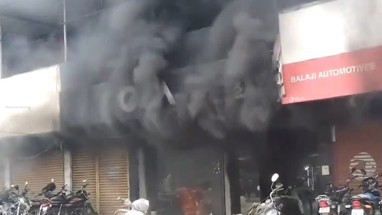 Ola Showroom Fire: వీడియో ఇదిగో, నెల రోజులుగా సర్వీసింగ్ చేయడం లేదని ఓలా షోరూమ్‌కు నిప్పు పెట్టిన కస్టమర్లు, కర్ణాటకలో ఘటన