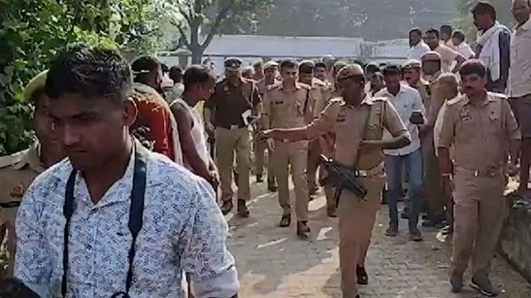 Jaunpur Horror: యూపీలో దారుణం, భూవివాదంలో యువకుడిని చంపి తలను మొండెం నుంచి వేరు చేసిన ప్రత్యర్థులు, వీడియో ఇదిగో..