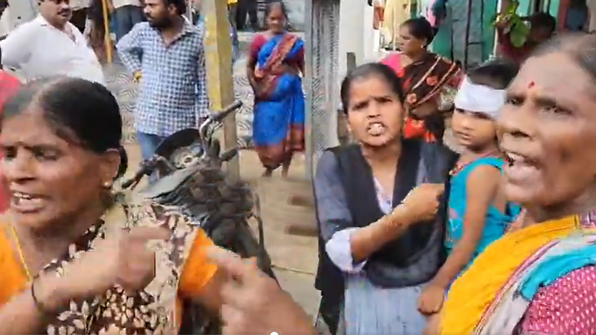 Andhra Pradesh: వీడియో ఇదిగో, గుడివాడలో ఇళ్ళ మధ్య లిక్కర్ షాపు పెట్టిన నిర్వాహకులు, వెంటనే తీసేయాలంటూ రోడ్డెక్కిన మహిళలు