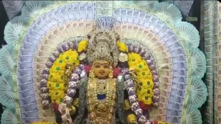 Goddess Kanyaka Parameswari: రూ.6 కోట్లతో అమ్మవారి అలంకరణ, మహబూబ్‌నగర్‌ జిల్లా వాసవి కన్యకాపరమేశ్వరి ఆలయంలో శరన్నవరాత్రుల సందర్భంగా ప్రత్యేక అలంకరణ..వైరల్ వీడియో