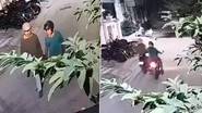 Bikes Theft Caught on Camera: వీడియో ఇదిగో, స్టైల్‌గా నడుచుకుంటూ వచ్చి రెండు బైకులను ఎత్తుకెళ్లిన దొంగలు