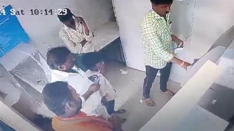 Theft Caught on Camera: వీడియో ఇదిగో, ఏటీఎం నుంచి డబ్బులు తీసివ్వమని అడిగినందుకు కార్డు మార్చేసి రూ. 75 వేలు డ్రా చేసుకున్న దొంగ