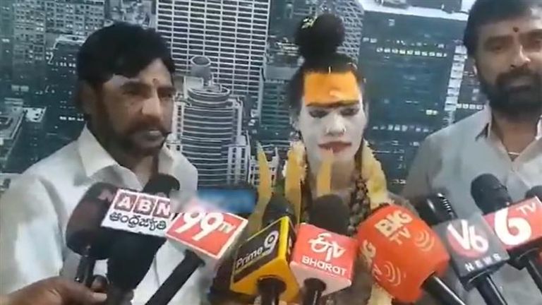 Lady Aghori Naga Sadhu: వీడియో ఇదిగో, వాడి పురుషాంగాన్ని ప్రజల సమక్షంలో నడిరోడ్డు మీద  కొయ్యబోతున్నా, దిల్‌సుఖ్‌న‌గ‌ర్‌లో లేడీ అఘోరి హ‌ల్‌చ‌ల్‌...