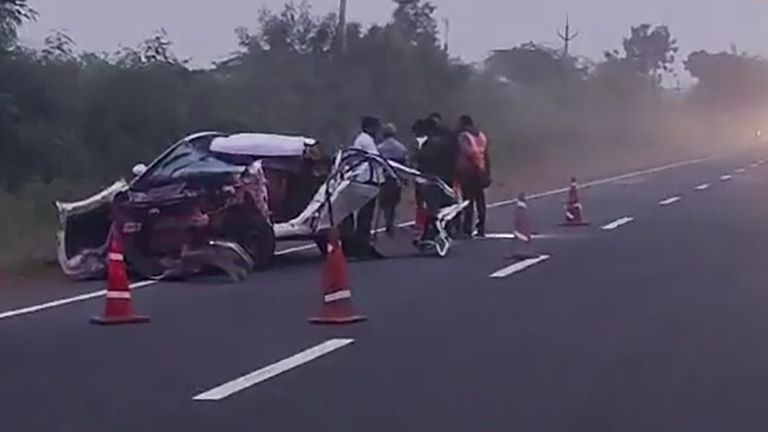 Accident in Prakasam: ప్ర‌కాశం జిల్లా బేస్త‌వారిపేట మండ‌లంలో ఘోర రోడ్డు ప్ర‌మాదం.. ట్రాక్టర్‌ ను వెనుక నుంచి ఢీకొట్టిన కారు.. ఒకరు మృతి, ముగ్గురికి గాయాలు