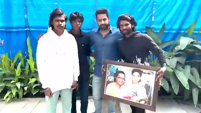 Jr NTR Meet Fans Video: వీడియో ఇదిగో, కుప్పం నుంచి పాదయాత్రతో వచ్చిన అభిమానులను కలిసిన జూనియర్ ఎన్టీఆర్