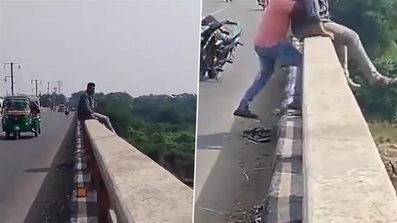 Telangana: వీడియో ఇదిగో, భద్రాచలంలో గోదావరి నది వంతెన పైనుండి దూకి ఆత్మహత్య చేసుకోబోయిన యువకుడు, చాకచక్యంగా కాపాడిన స్థానికులు