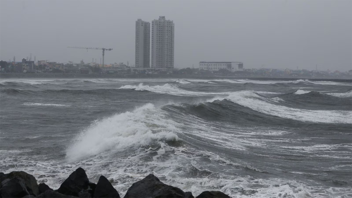 Cyclone 'Fengal' Update: వణికిస్తున్న'ఫెంగల్' తుఫాను.. తమిళనాడు సహా దక్షిణకోస్తా, రాయలసీమలో భారీ వర్షాలు.. తూర్పు తెలంగాణలోనూ అక్కడక్కడా మోస్తరు వర్షాలు
