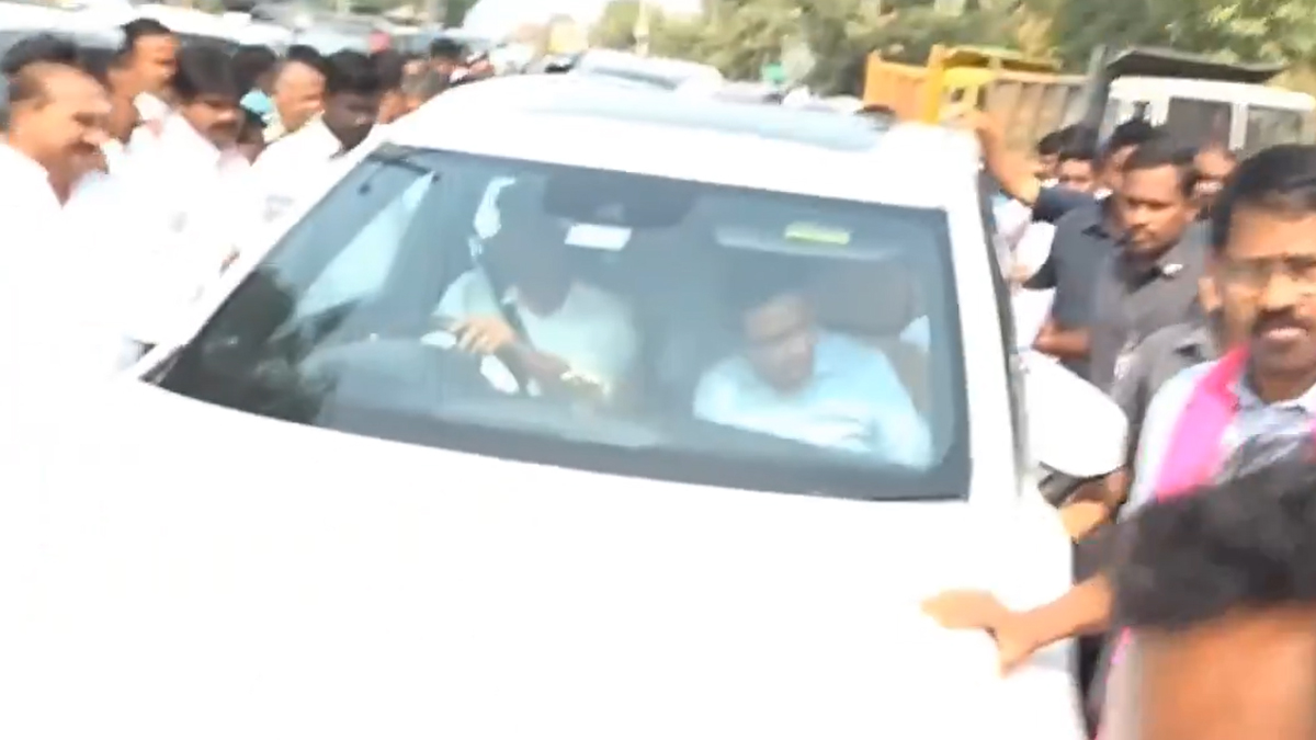 KTR: చర్లపల్లి జైలులో పట్నం నరేందర్ రెడ్డితో కేటీఆర్ ములాఖత్, కేటీఆర్ వెంట బీఆర్ఎస్ నేతలు..పట్నం నరేందర్ రెడ్డి భార్య