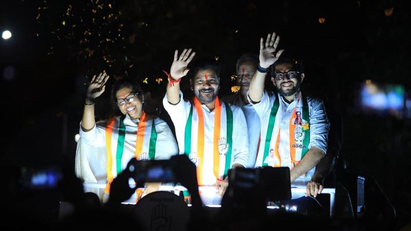 Maharashtra: ముంబైలో సీఎం రేవంత్ రెడ్డికి ఘనస్వాగతం, ఆదిత్య ఠాక్రేతో కలిసి ఎన్నికల ప్రచారం, బాలాజీ ఆలయంలో పూజలు చేసిన రేవంత్ రెడ్డి