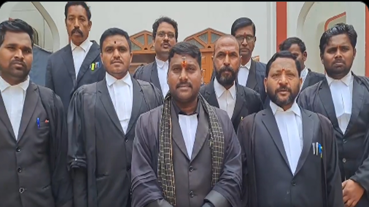 Telangana: హీరో రామ్ చరణ్ క్షమాపణ చెప్పాల్సిందే, అయ్యప్ప మాల తొలగించాలని డిమాండ్ చేసిన రంగారెడ్డి జిల్లా లాయర్లు, మాలలో దర్గా దర్శనం తప్పేనని కామెంట్