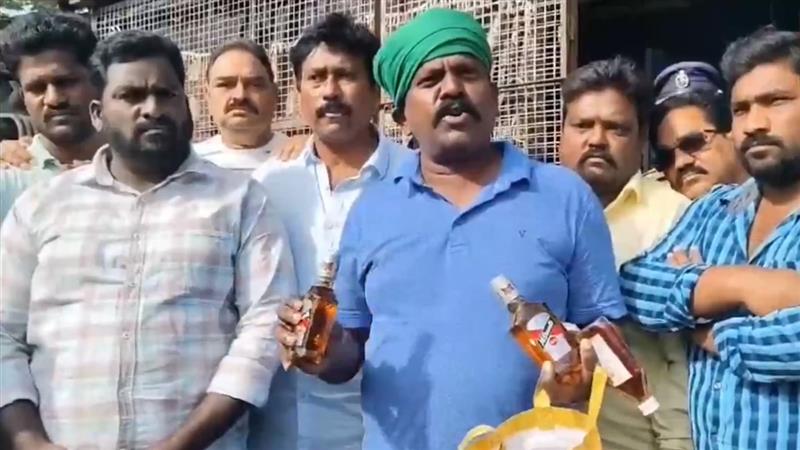 Andhra Pradesh: వీడియో ఇదిగో, 48 గంటల్లో బెల్ట్ షాపులన్నీ సీజ్ చేయకపోతే నేనే రంగంలోకి దిగుతా, ఎక్సైజ్ శాఖ అధికారులకు వార్నింగ్ ఇచ్చిన తిరువూరు ఎమ్మెల్యే కొలికపూడి శ్రీనివాసరావు