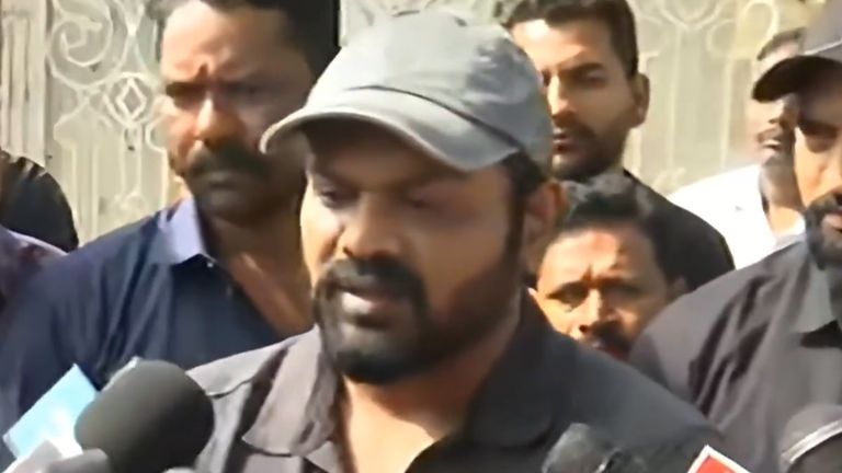 Manchu Family Dispute: వీడియో ఇదిగో, మీడియాపై తండ్రి మోహన్ బాబు దాడిపై కన్నీళ్లతో క్షమాపణలు చెప్పిన మంచు మనోజ్, సాయంత్రం 5 గంటలకు ప్రెస్‌మీట్ పెట్టి అన్ని వివరాలను వెల్లడిస్తానని వెల్లడి