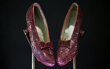 Ruby Slippers: 85 ఏండ్ల కిందటి ఆ చెప్పుల ఖరీదు రూ.237 కోట్లు.. కెంపులు పొదిగిన ఈ పాదరక్షలు ఎవరివంటే?