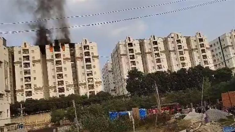 Hyderabad Fire: కొండాపుర్‌లో భారీ అగ్నిప్రమాదం, గాలక్సీ అపార్ట్మెంట్స్ 9వ అంతస్తులో గ్యాస్ సిలిండర్ పేలడంతో చెలరేగిన మంటలు, వీడియో ఇదిగో..