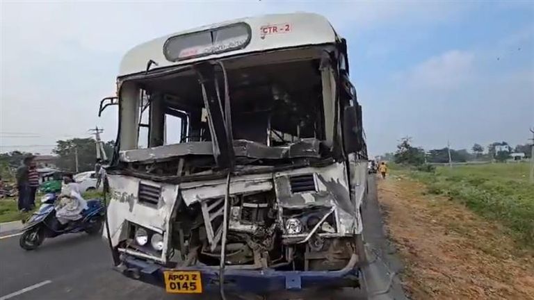 Tirupati Road Accident: తిరుపతిలో ఘోర రోడ్డు ప్రమాదం, బుల్డోజర్‌ను ఢీకొట్టిన ఆర్టీసీ బస్సు, 20 నుంచి 30 మంది వరకు గాయాలు