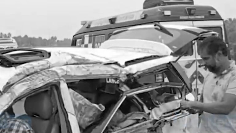 Srikakulam Road Accident: శ్రీకాకుళం జిల్లాలో ఘోర రోడ్డు ప్రమాదం వీడియో ఇదిగో, స్పీడుగా వెళుతూ విద్యుత్‌ స్తంభాన్ని ఢీకొన్న కారు, ముగ్గురు మృతి