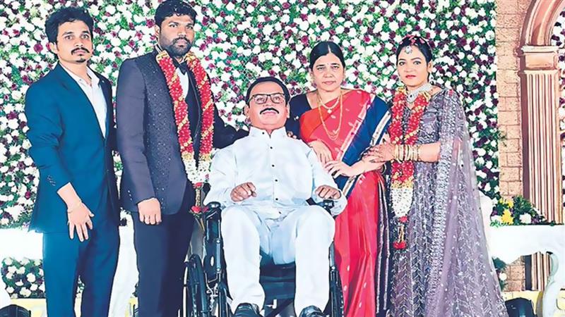 Father Wax Statue: లోకాన్ని విడిచిపెట్టి వెళ్లిపోయిన తండ్రి.. ఆయన విగ్రహం సాక్షిగా కూతురు పెళ్లి.. కొత్తగూడెంలో అరుదైన ఘటన
