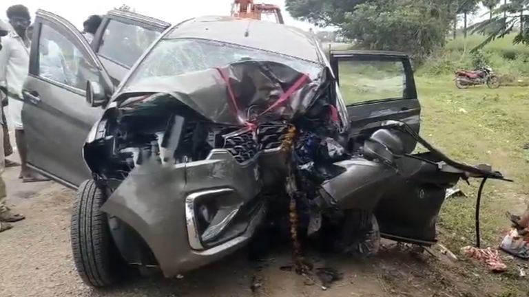 Road Accident: చెట్టును ఢీకొట్టిన కారు.. స్పాట్ లోనే నలుగురు మృతి.. పల్నాడు జిల్లాలో ఘటన (వీడియో)