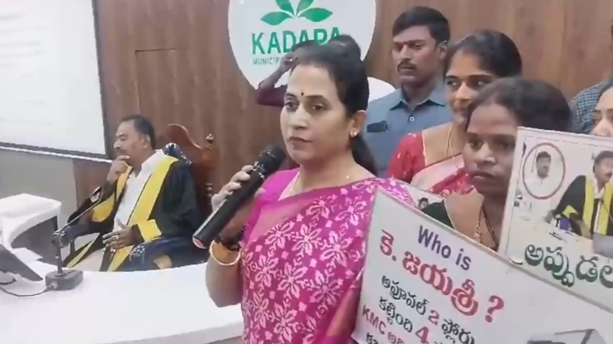 Kadapa Mayor Suresh vs MLA Madhavi: వీడియో ఇదిగో, కుర్చీ కోసం టీడీపీ, వైసీపీ మధ్య వార్, కడప నగరపాలక సంస్థ సర్వసభ్య సమావేశంలో మరోసారి రచ్చరచ్చ