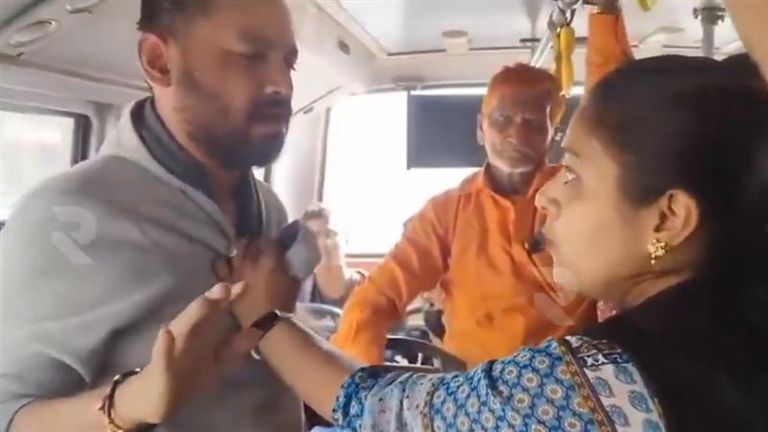 Viral Video: వీడియో ఇదిగో, బస్సులో తనను వేధించాడనే ఆరోపణతో తాగిన వ్యక్తిని 25 సార్లు చెంపదెబ్బలు కొట్టిన యువతి, పూణేలో ఘటన